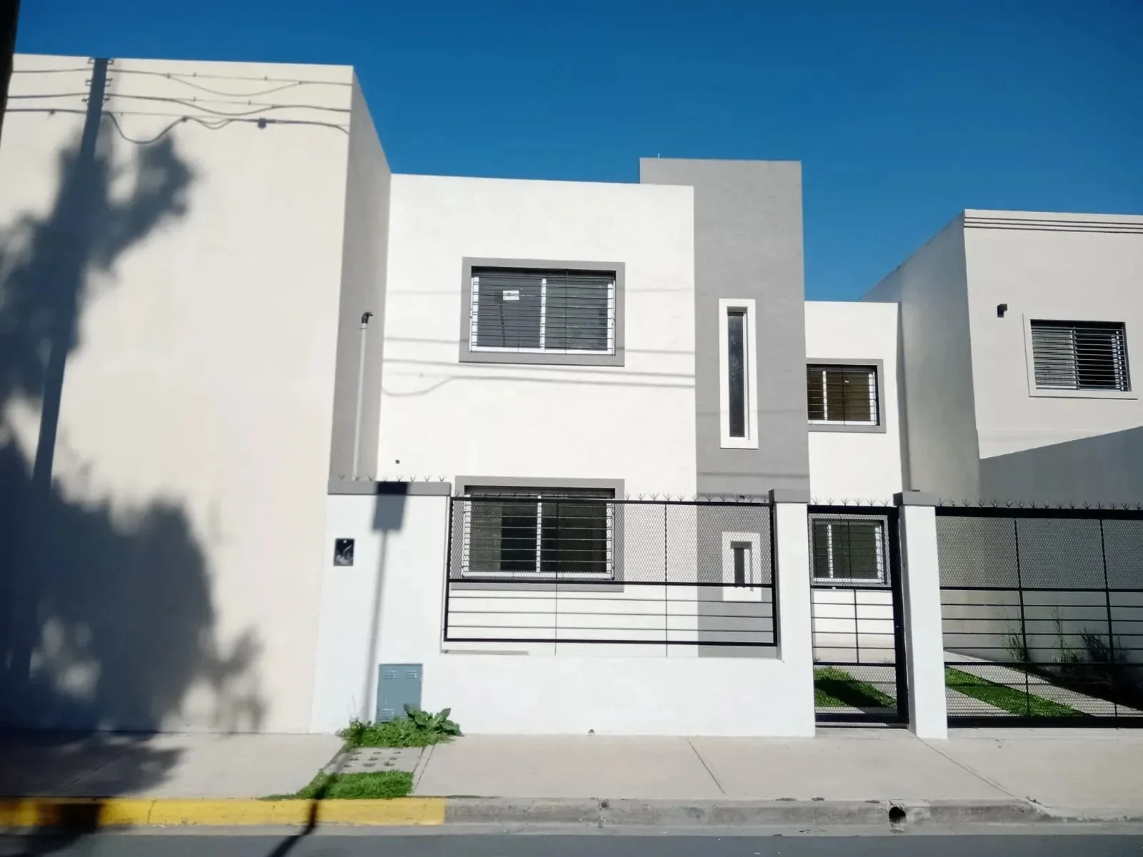 Impresionante casa en alquiler 4 amb con patio y cochera en Ituzaingó Norte - Imagen 1