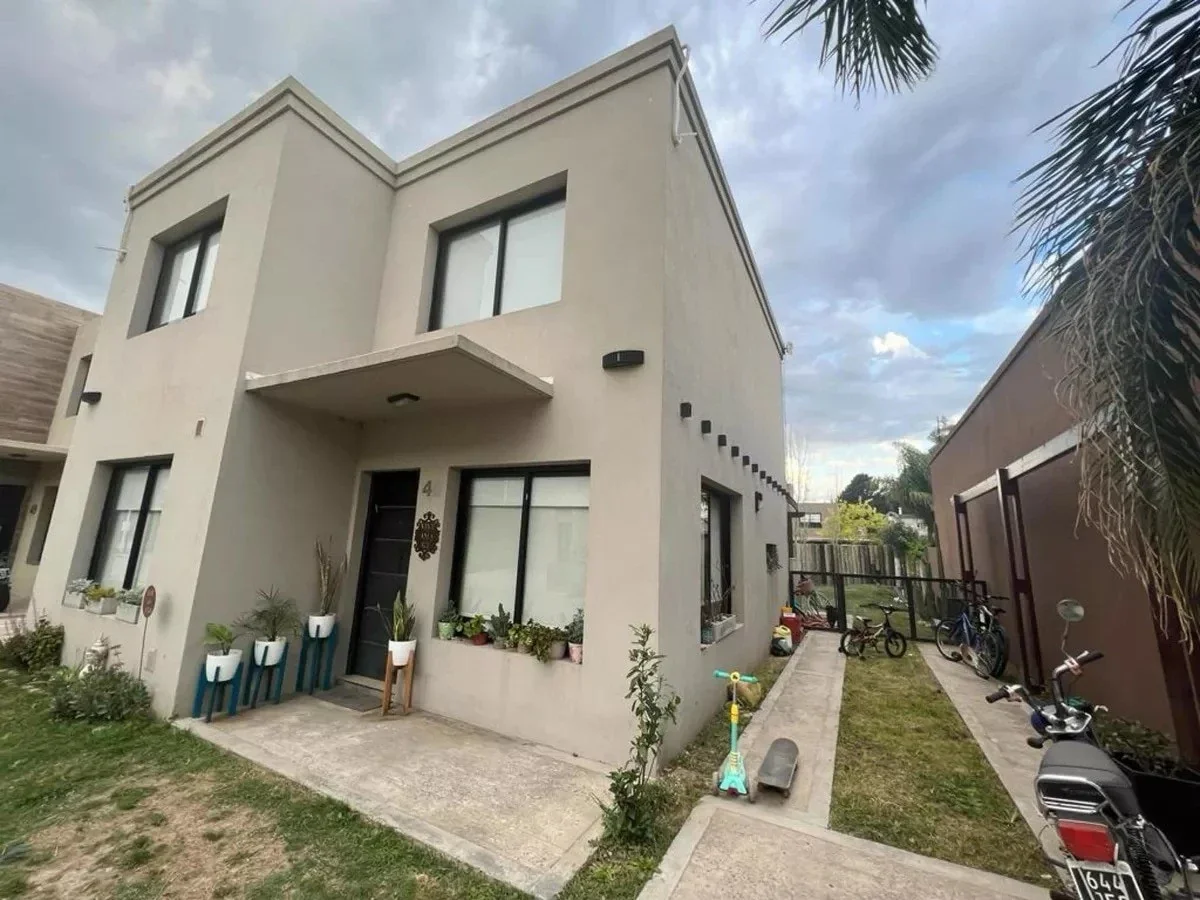 Casa de 4 ambientes en venta con pileta y parque – Villa Udaondo, Ituzaingó - Imagen 2