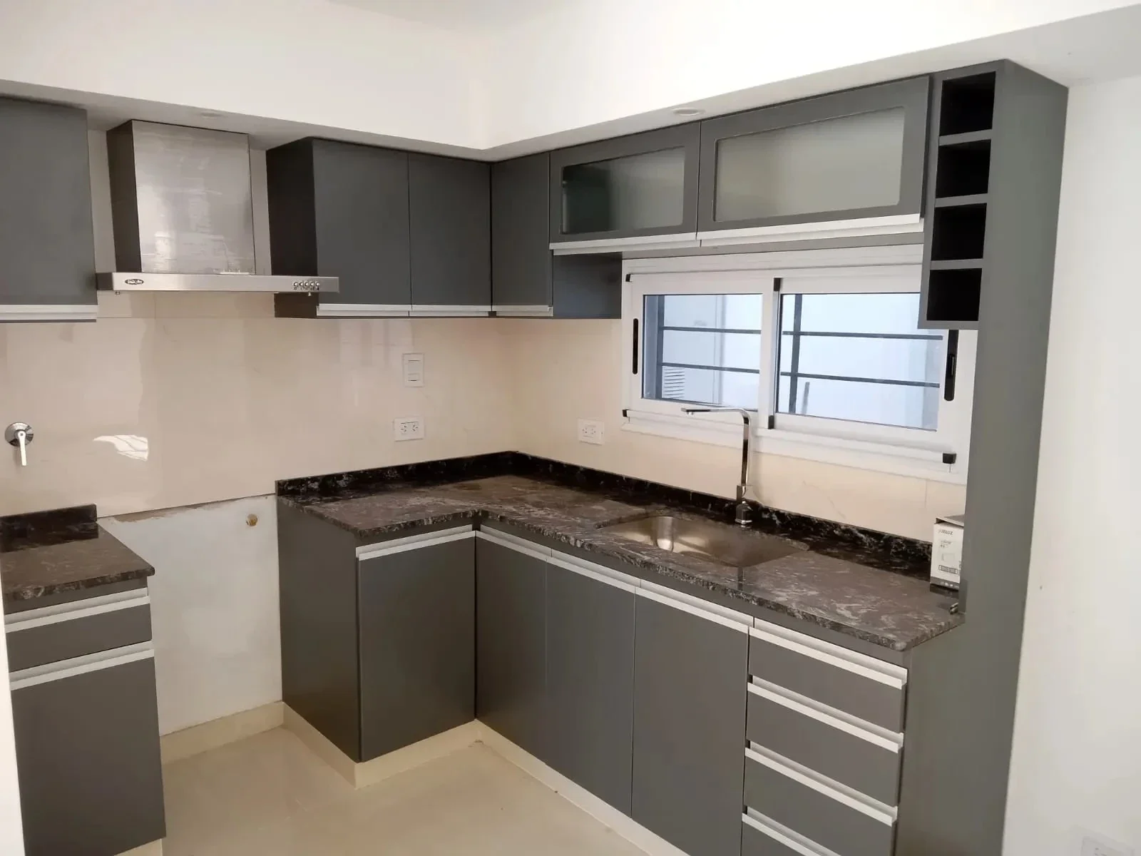 Impresionante casa en alquiler 4 amb con patio y cochera en Ituzaingó Norte - Imagen 5