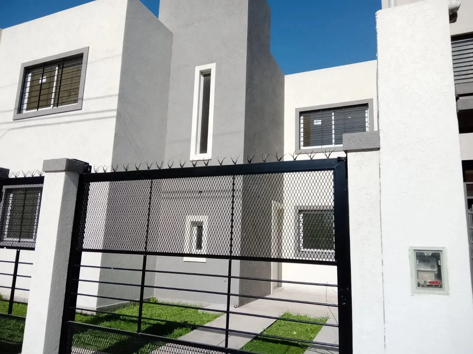 Impresionante casa en alquiler 4 amb con patio y cochera en Ituzaingó Norte - Imagen 2