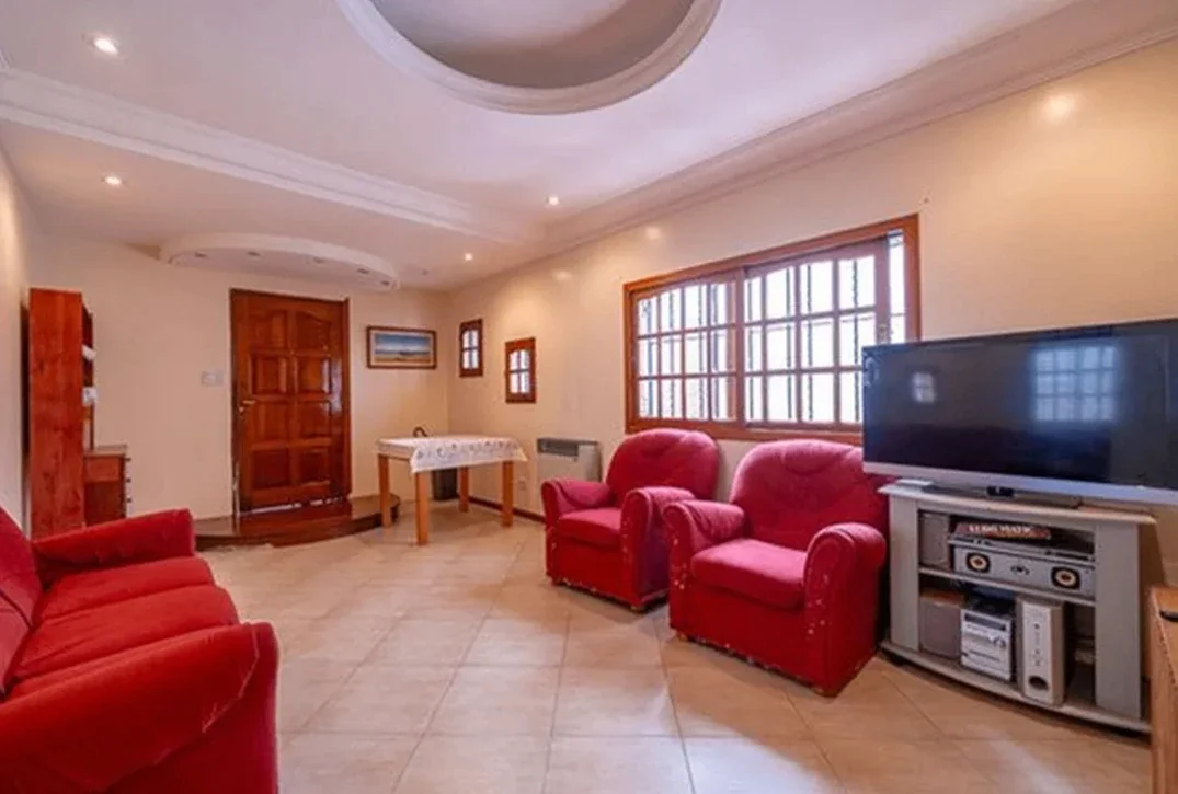 Casa en venta con pileta, jardín y quincho en Haedo - APTO CREDITO - Imagen 2
