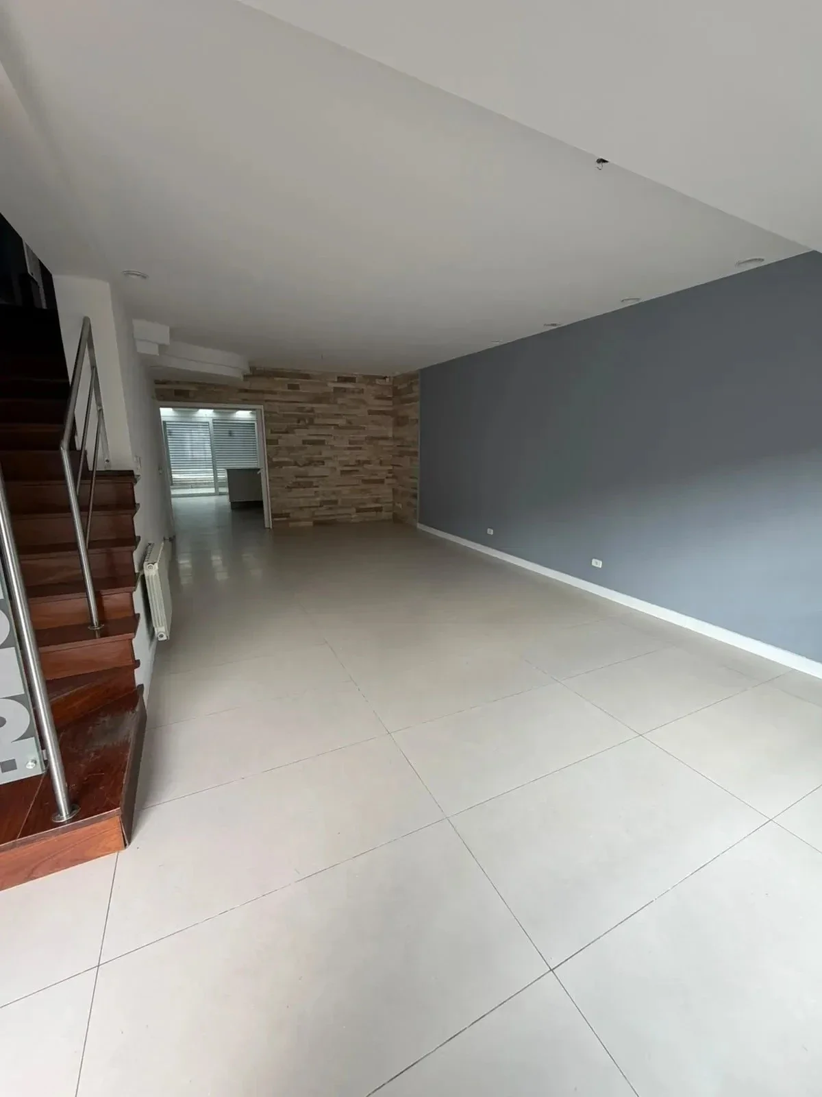 Exclusiva casa minimalista en venta en Ramos Mejía – 6 amb con galeria y pileta - Imagen 2