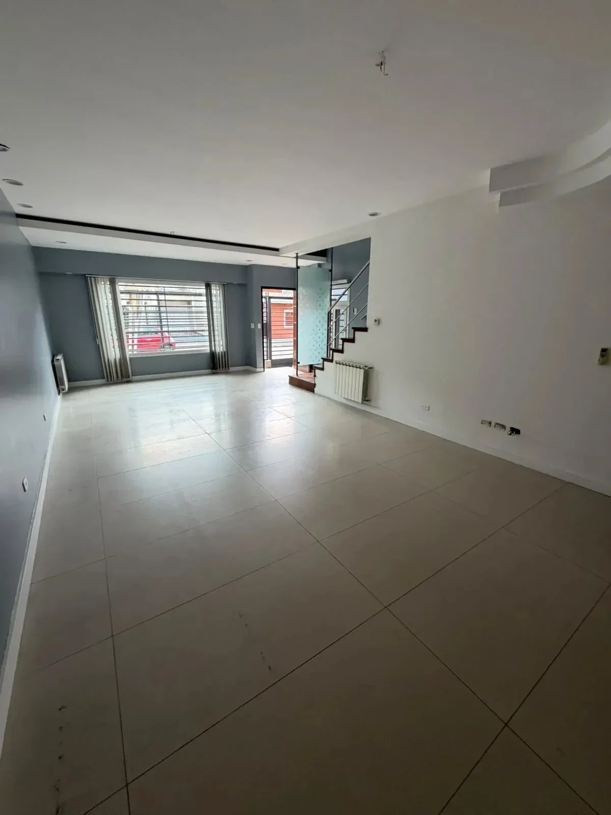 Exclusiva casa minimalista en venta en Ramos Mejía – 6 amb con galeria y pileta - Imagen 4