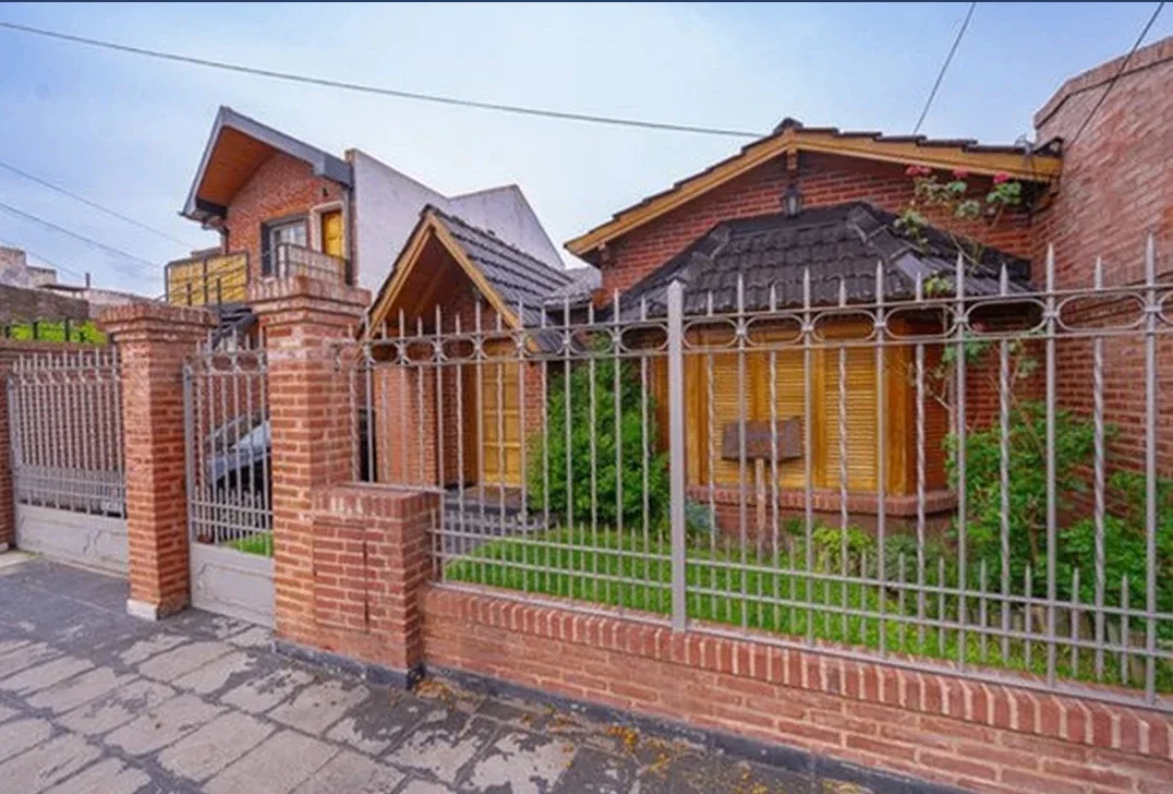 Casa en venta con pileta, jardín y quincho en Haedo - APTO CREDITO - Imagen 1