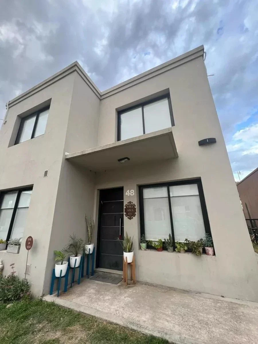 Casa de 4 ambientes en venta con pileta y parque – Villa Udaondo, Ituzaingó - Imagen 1