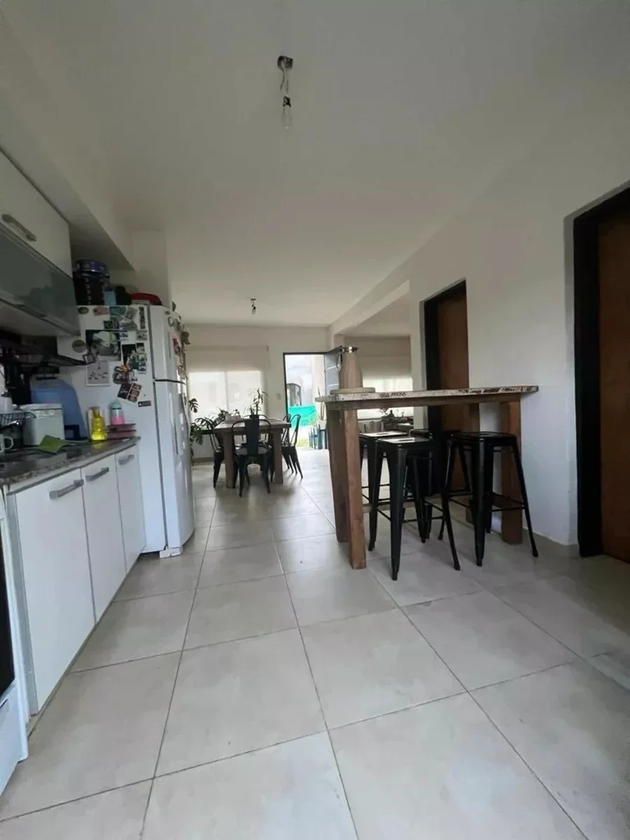 Casa de 4 ambientes en venta con pileta y parque – Villa Udaondo, Ituzaingó - Imagen 5