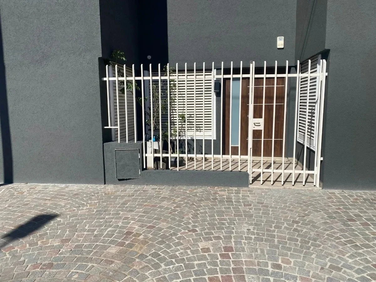 Hermosa Casa 6 amb con patio en venta en San Justo - Imagen 2