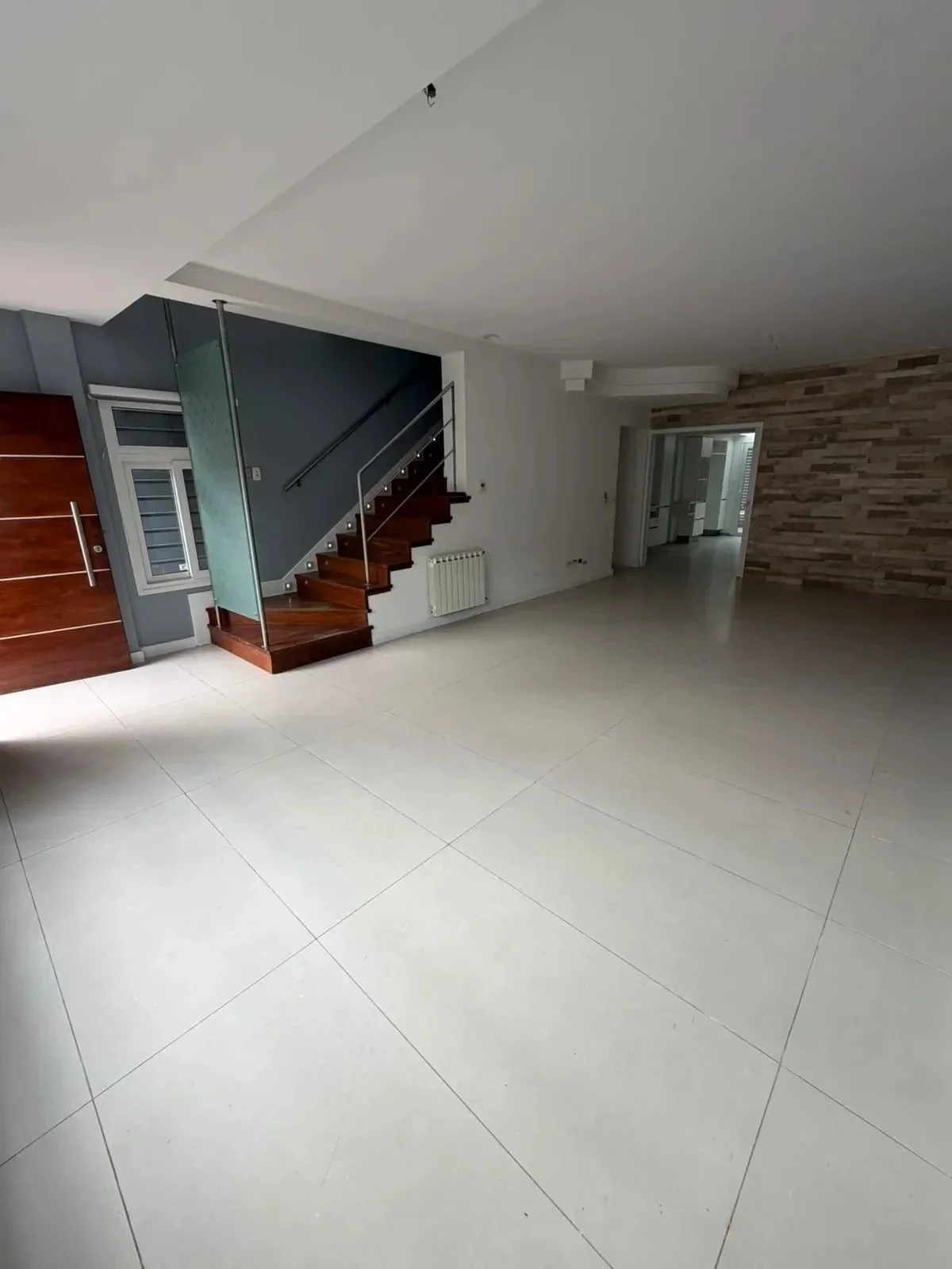 Exclusiva casa minimalista en venta en Ramos Mejía – 6 amb con galeria y pileta - Imagen 3