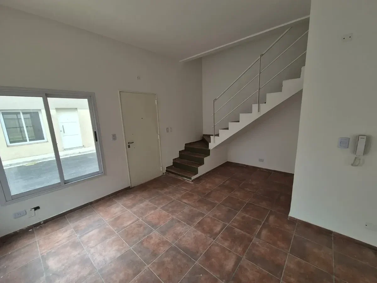 Hermoso Dúplex en alquiler 3 ambientes con cochera y jardín en Ituzaingó Norte - Imagen 3