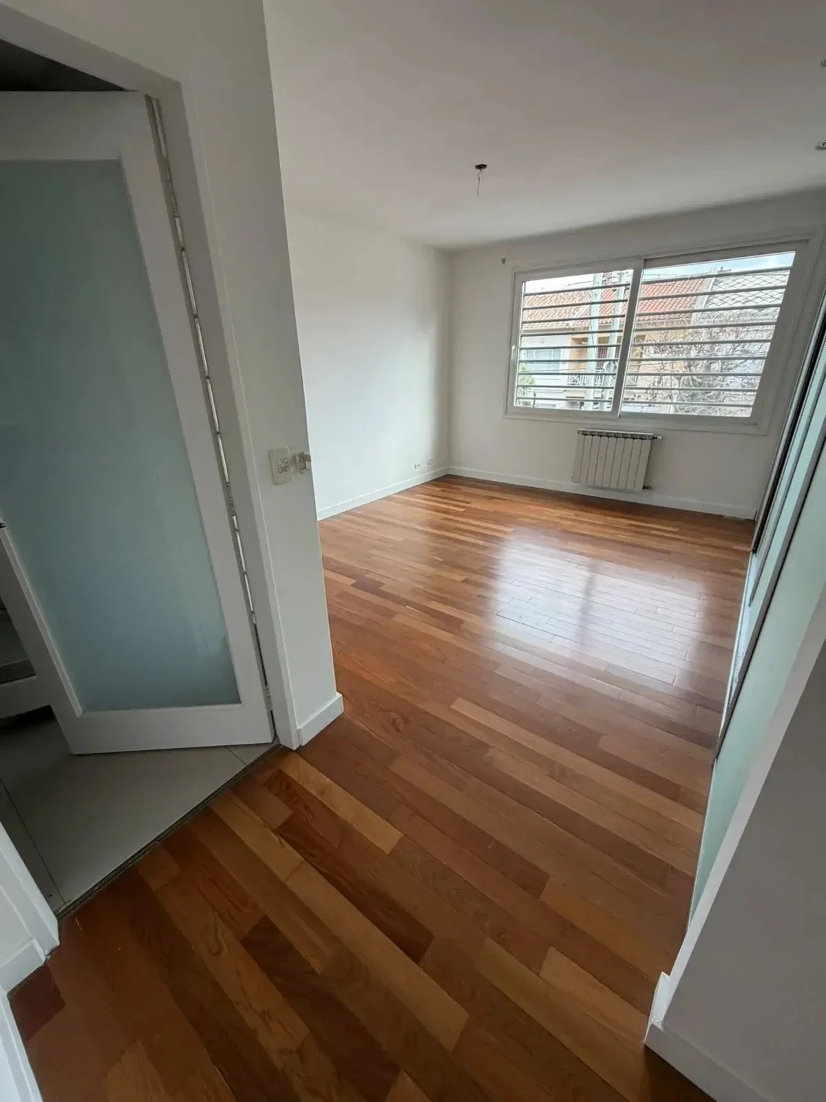 Exclusiva casa minimalista en venta en Ramos Mejía – 6 amb con galeria y pileta - Imagen 5