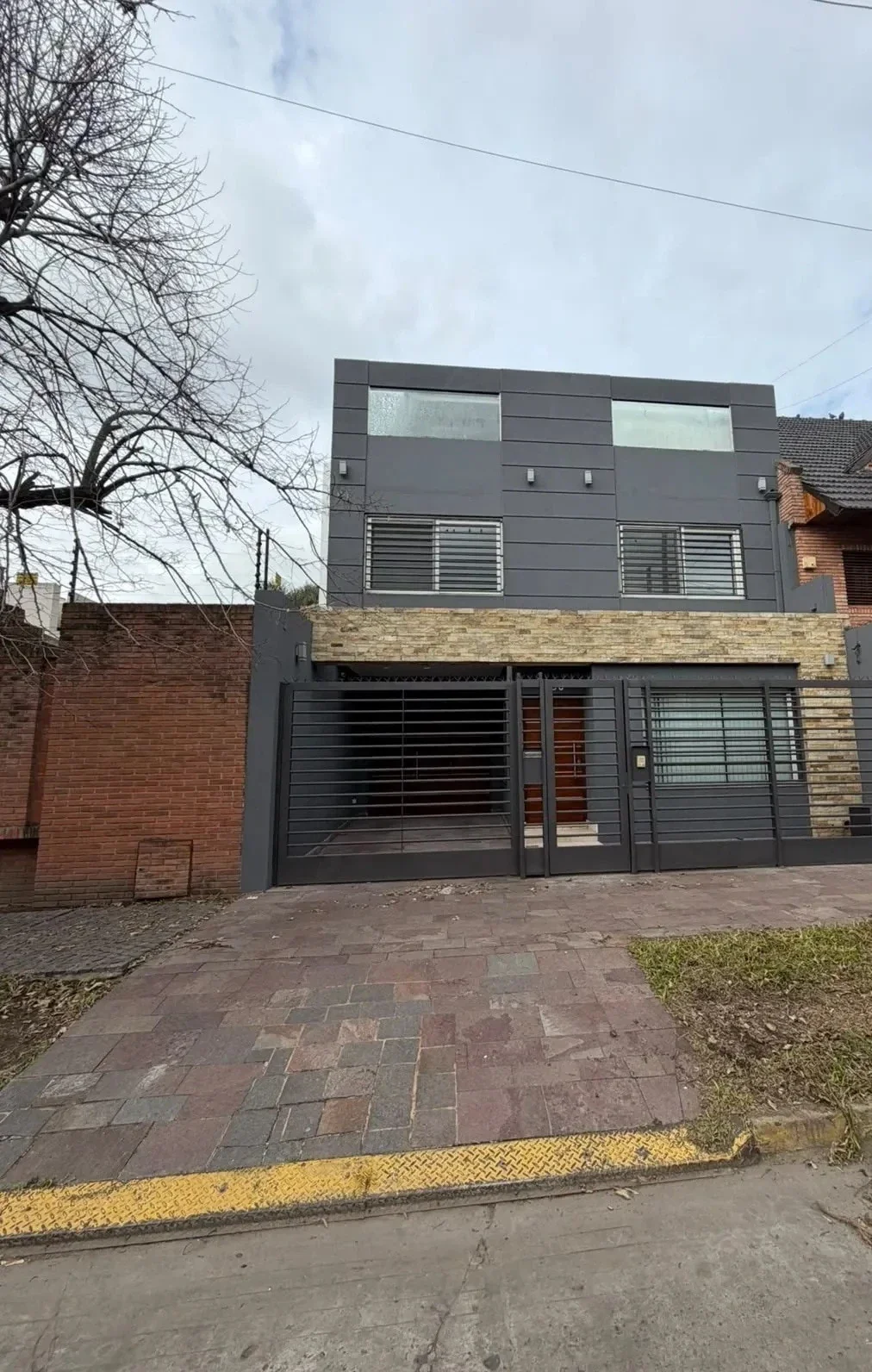 Exclusiva casa minimalista en venta en Ramos Mejía – 6 amb con galeria y pileta - Imagen 1