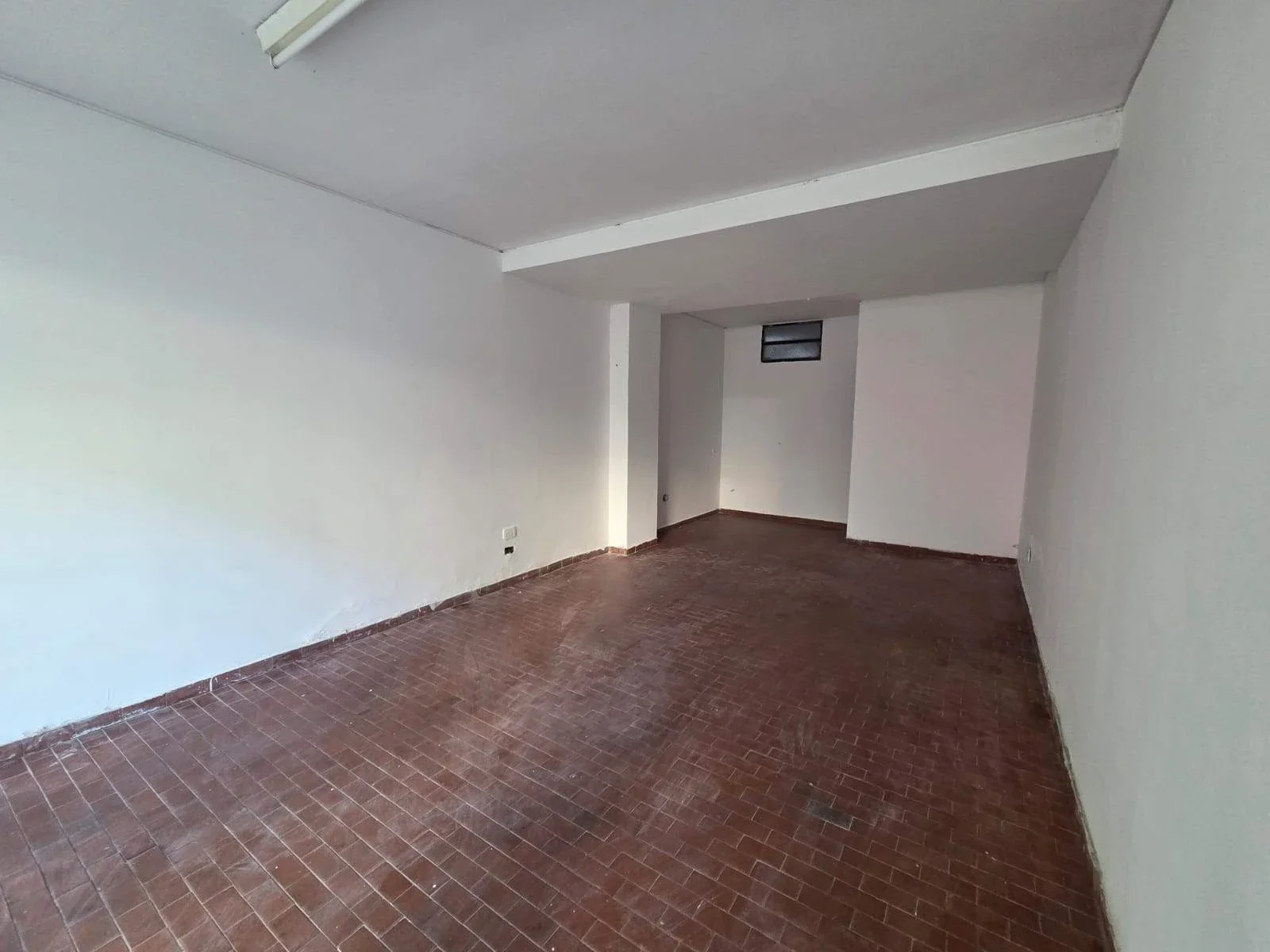 Alquiler Cochabamba 1500 Local 27m2 con baño - Imagen 4
