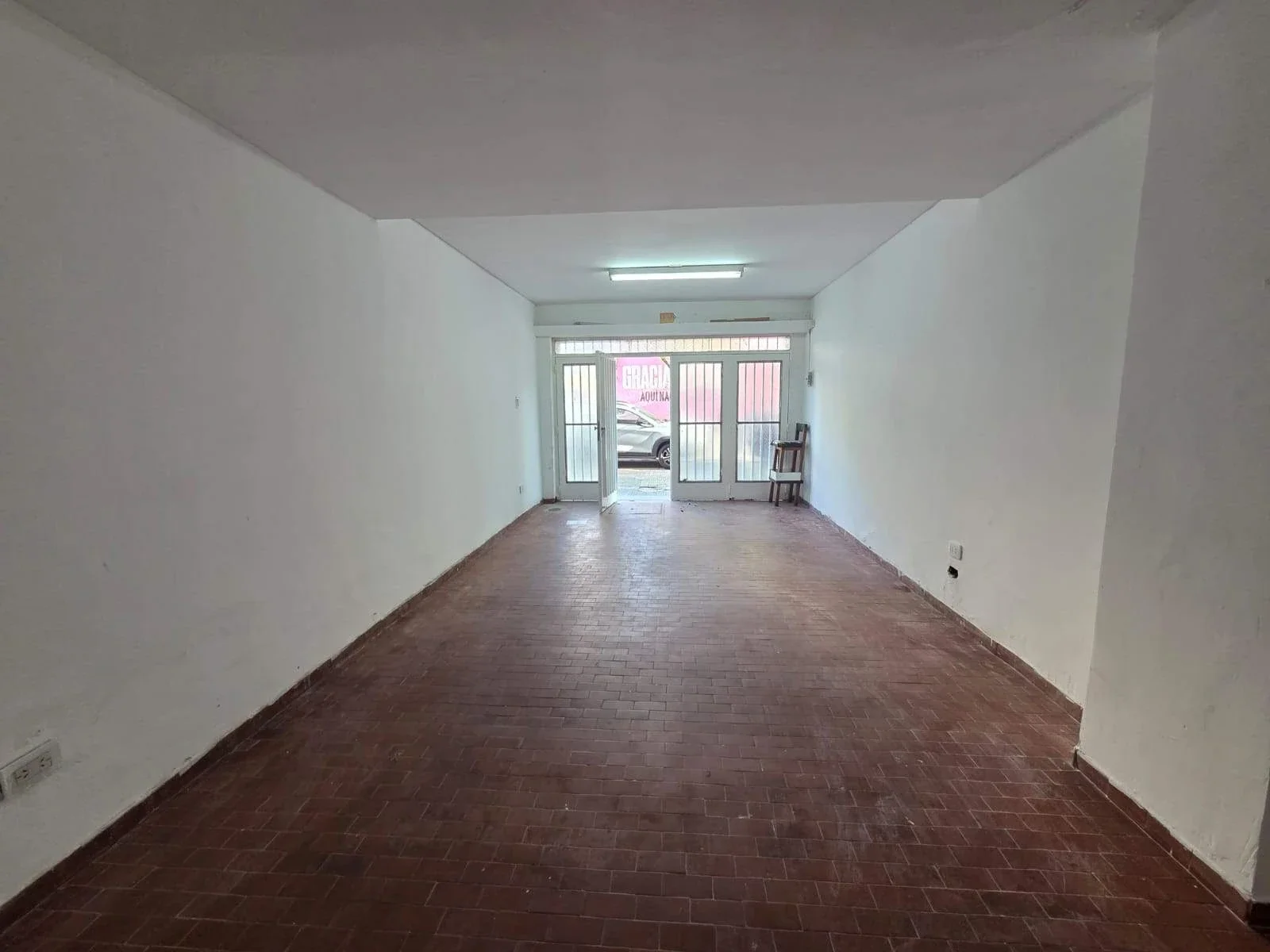 Alquiler Cochabamba 1500 Local 27m2 con baño - Imagen 3
