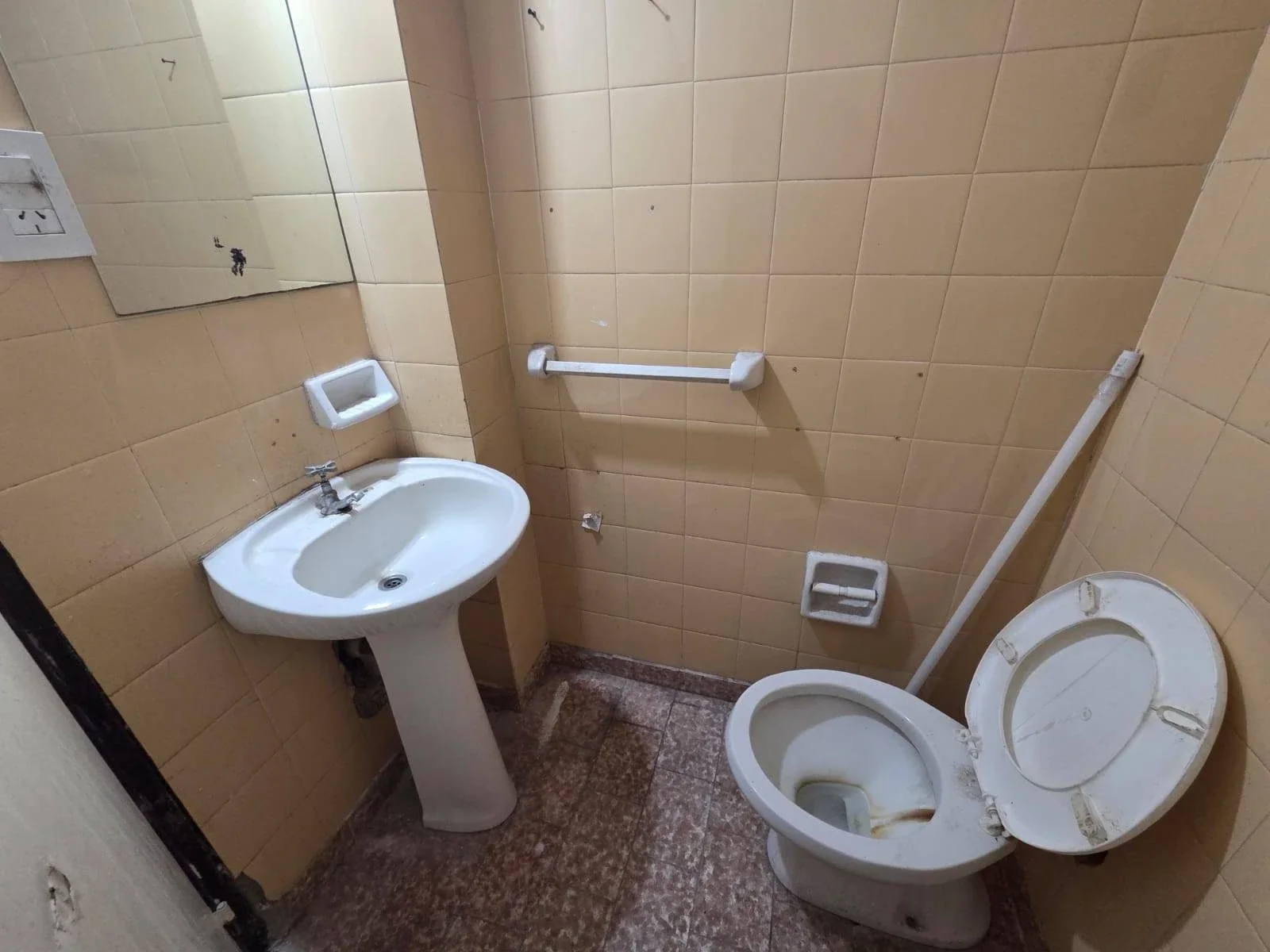 Alquiler Cochabamba 1500 Local 27m2 con baño - Imagen 5