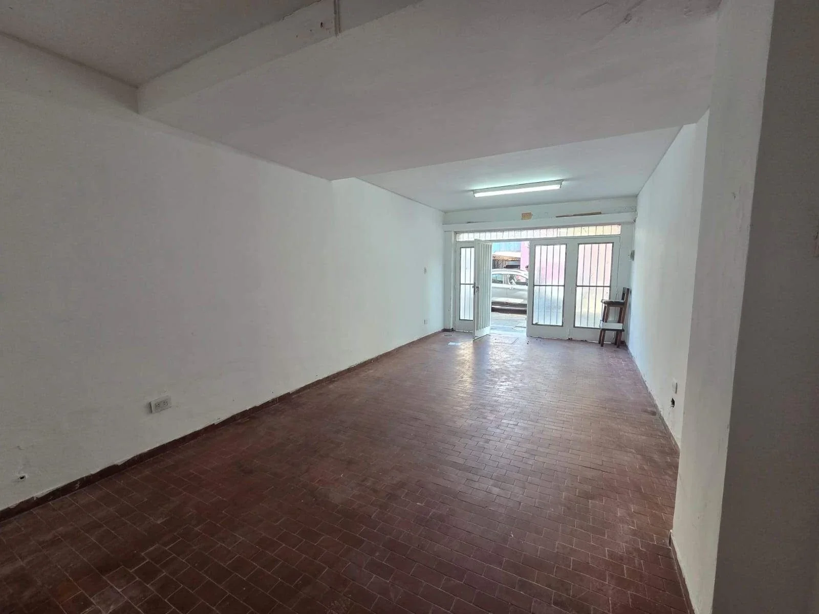 Alquiler Cochabamba 1500 Local 27m2 con baño - Imagen 2