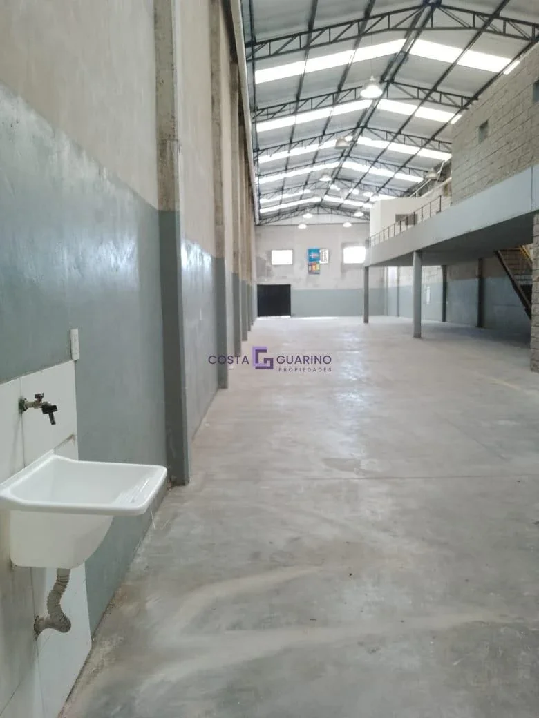 Galpón de 570 m² cub. y 50 m² desc. con oficinas, baños, vestuarios y patio - Imagen 3