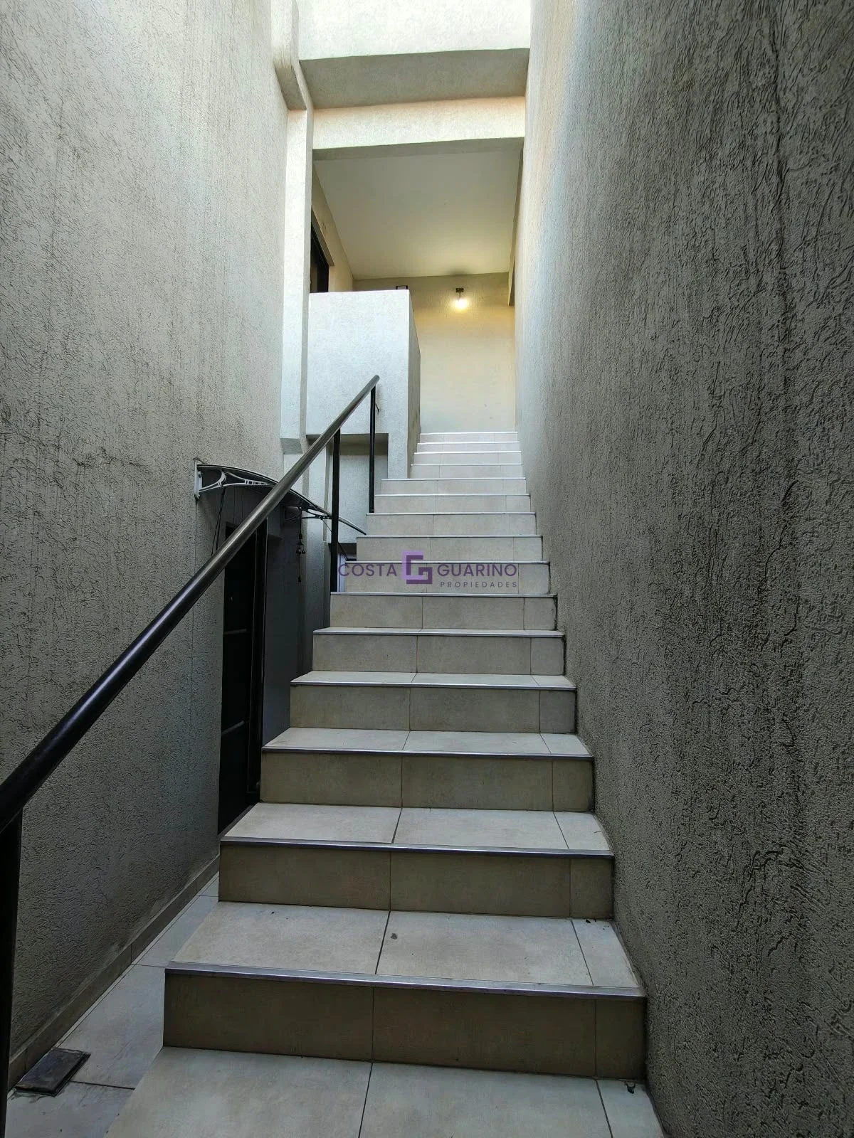 Departamento de 2 Ambientes en 1º piso al frente tipo dúplex ubicado en esquina - Imagen 3