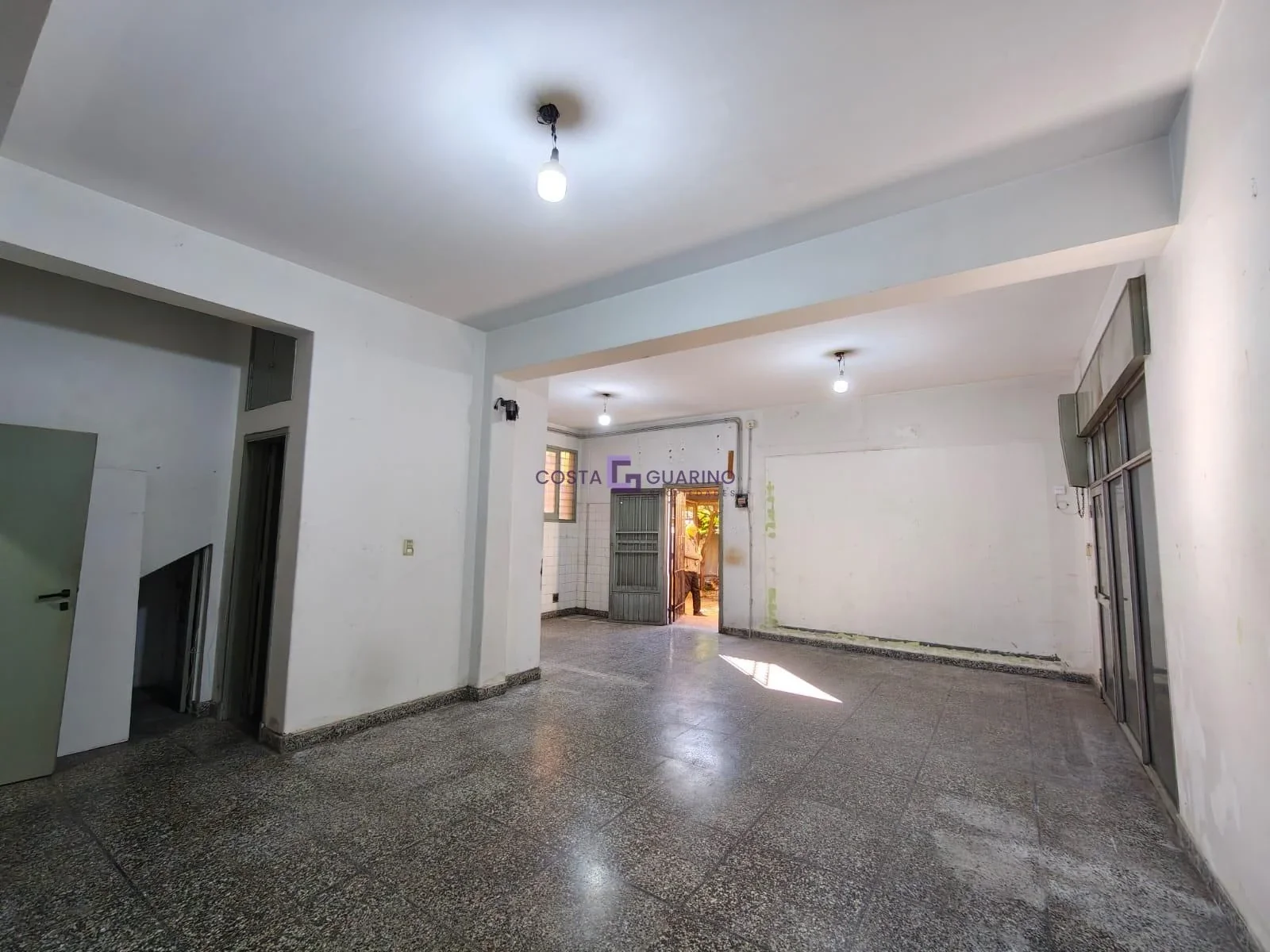 Local de 65 m² cubiertos con oficina ubicado en esquina Charcas y Naón - Imagen 4