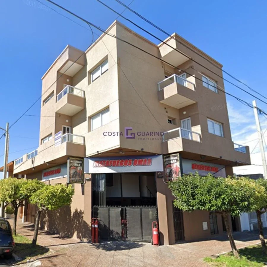 Excelente monoambiente en primer piso al frente con balcón y terraza - Imagen 1