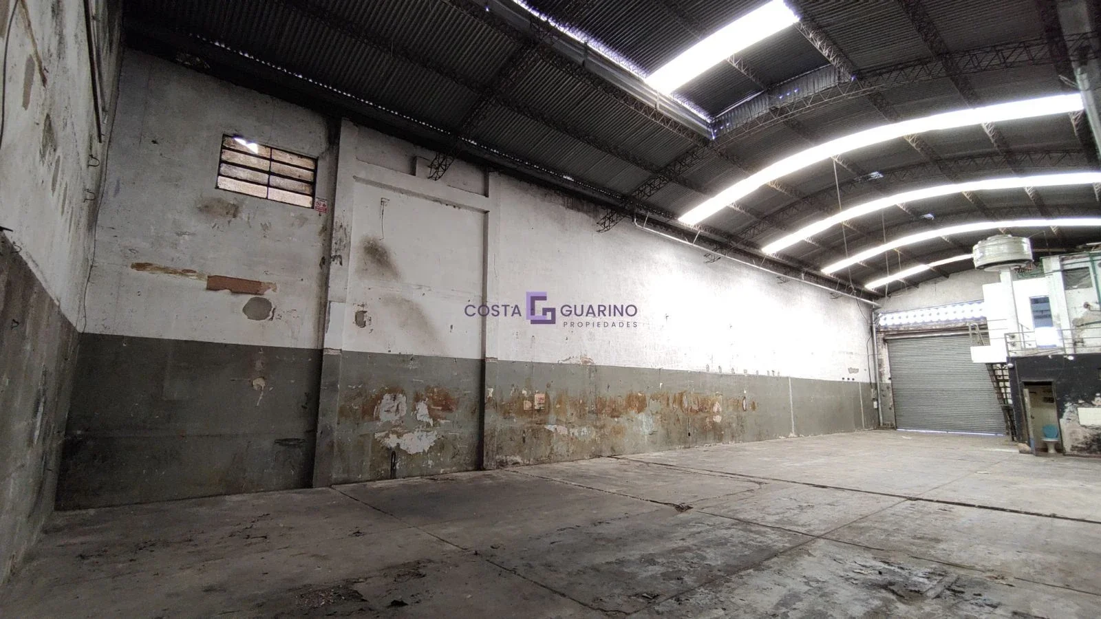 Galpón de 350m² de (10 X 30) con oficinas, baños y vestuarios - Imagen 4