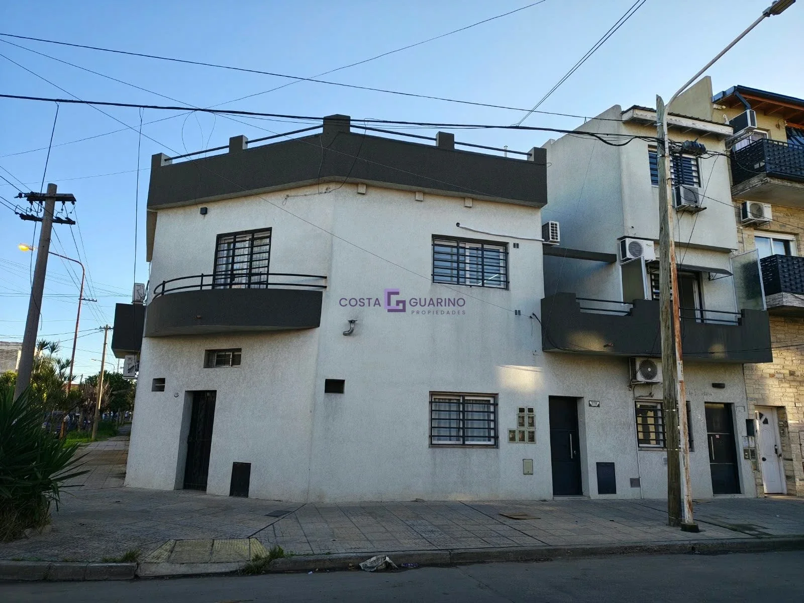 Departamento de 2 Ambientes en 1º piso al frente tipo dúplex ubicado en esquina - Imagen 1
