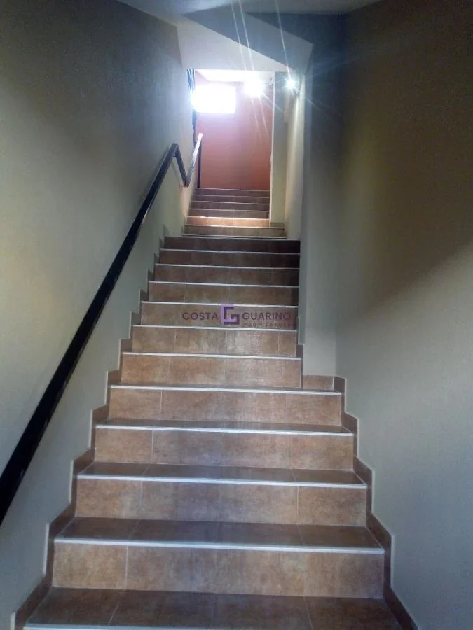 Excelente monoambiente en primer piso al frente con balcón y terraza - Imagen 4