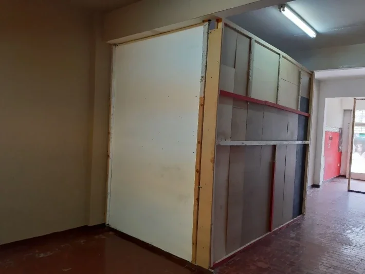 Local comercial de 55m² cubiertos y 40m² descubiertos a 30 metros de Avenida - Imagen 4