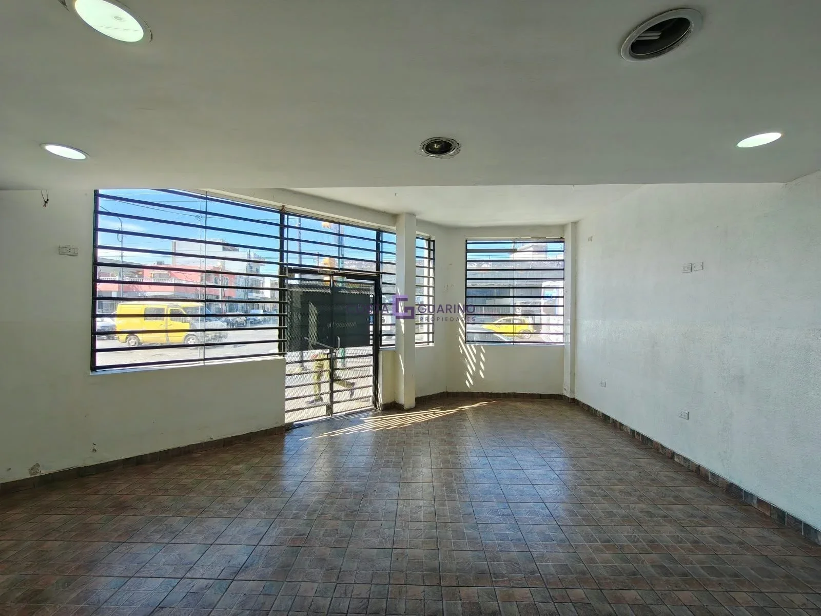 Local de 150m² ubicado en esquina Avenida Juan Manuel de Rosas y Palacios - Imagen 4