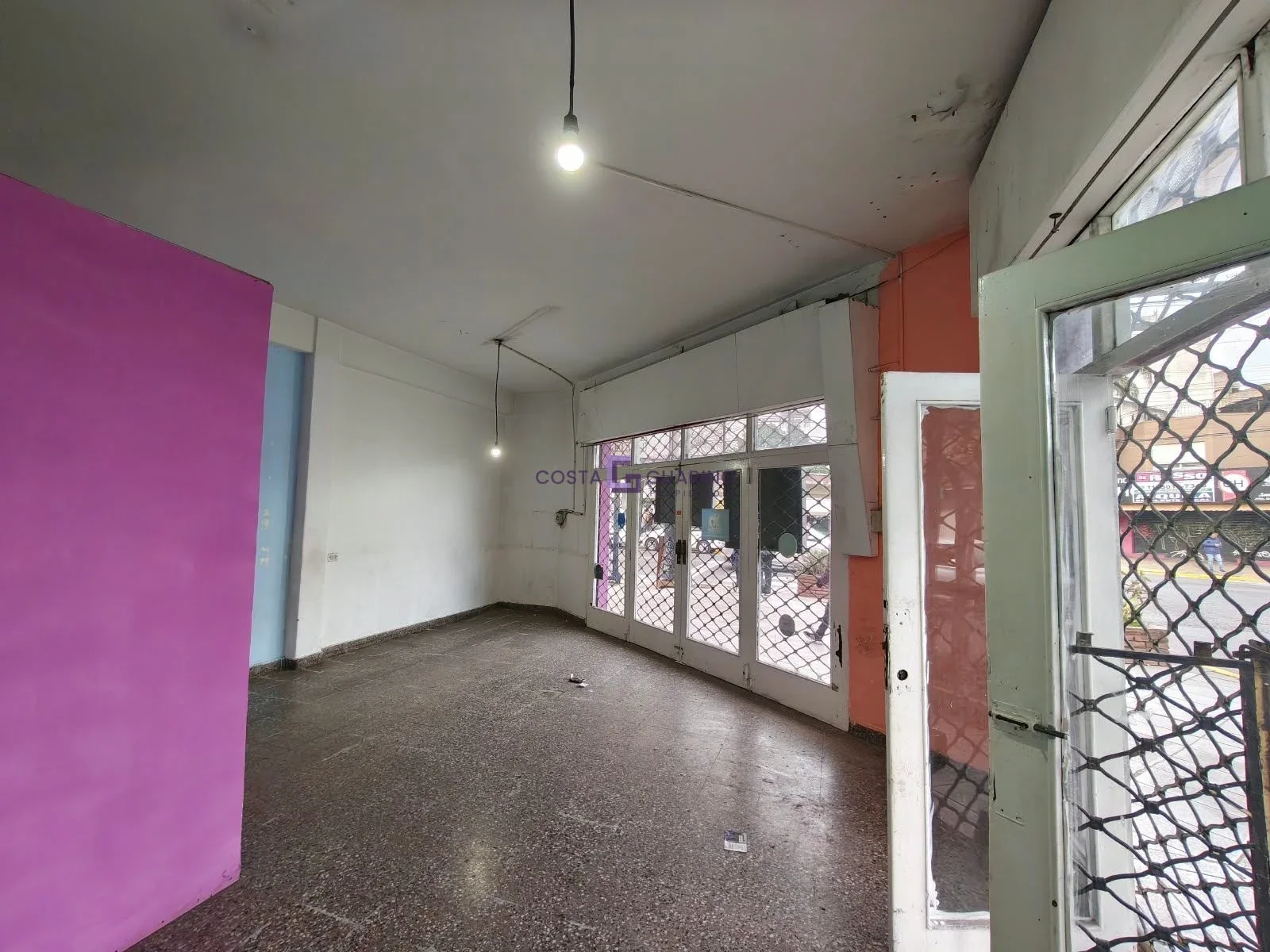 Local de 35 m² ubicado en esquina Avenida Domingo Perón y Perú - Imagen 3
