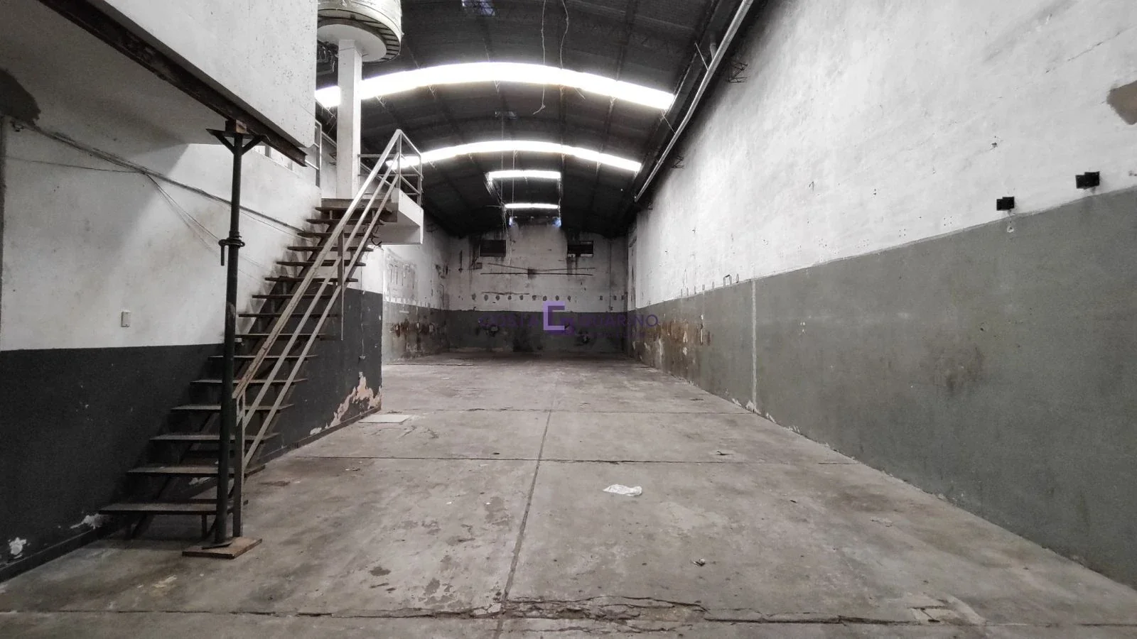 Galpón de 350m² de (10 X 30) con oficinas, baños y vestuarios - Imagen 2