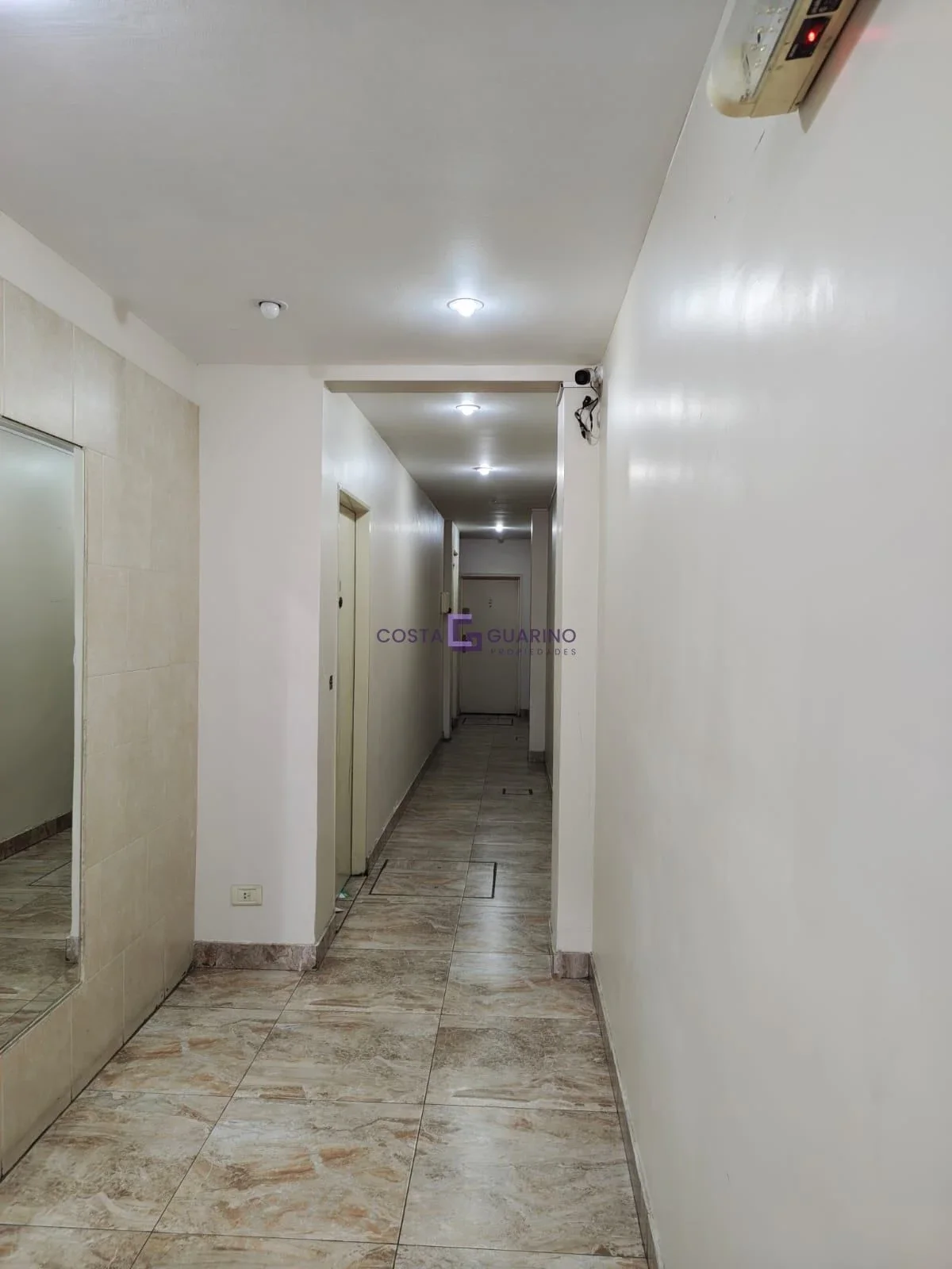 Monoambiente en tercer piso con terraza y lavadero compartido - Imagen 3