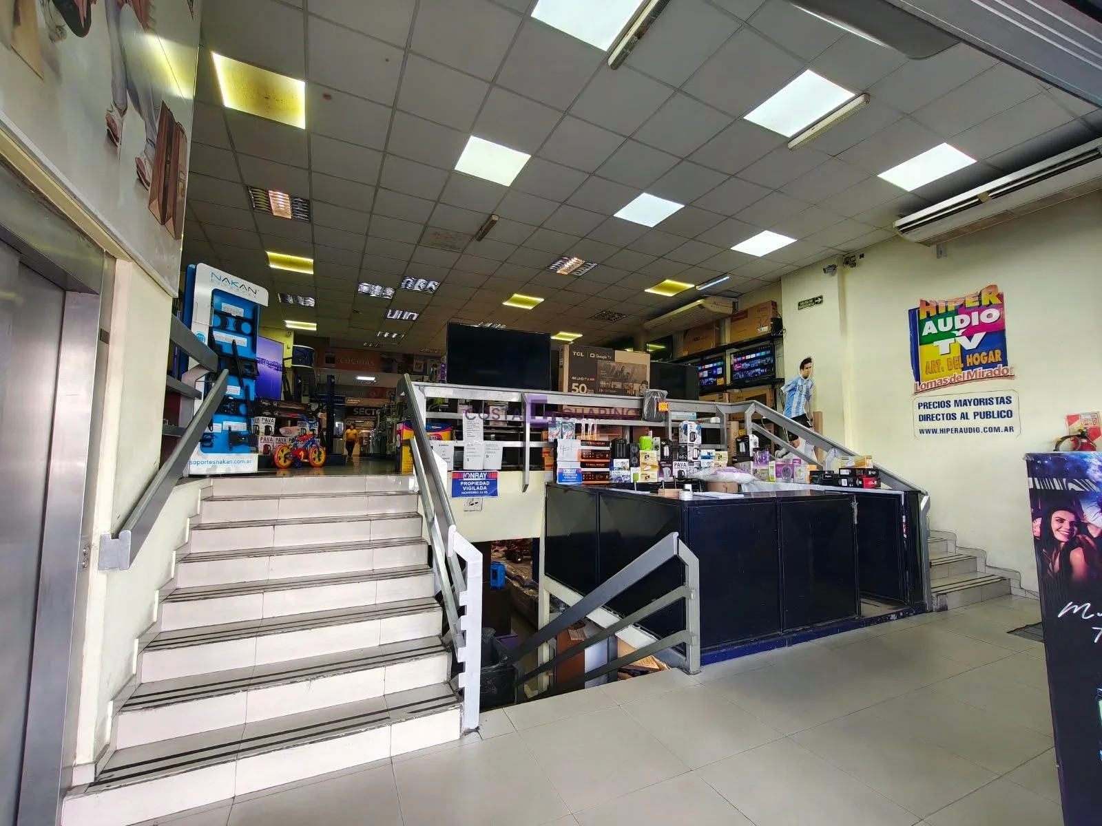 Excelente local comercial de 740 m² cubiertos en Avenida Juan Manuel de Rosas - Imagen 2