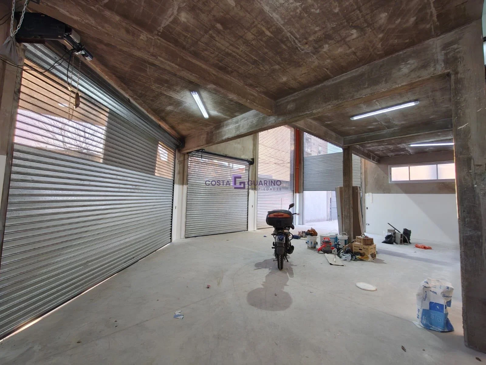 Excelente local a ESTRENAR de 175 m² cubiertos ubicado en esquina Av. San Martín - Imagen 2