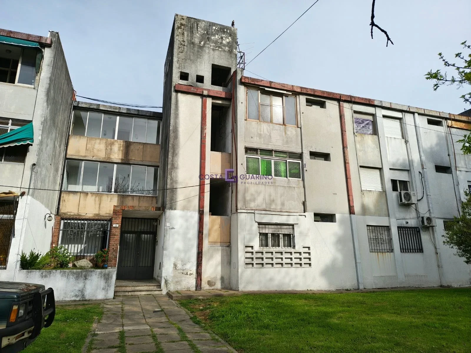Departamento de 3 ambientes en segundo piso al frente - Imagen 1