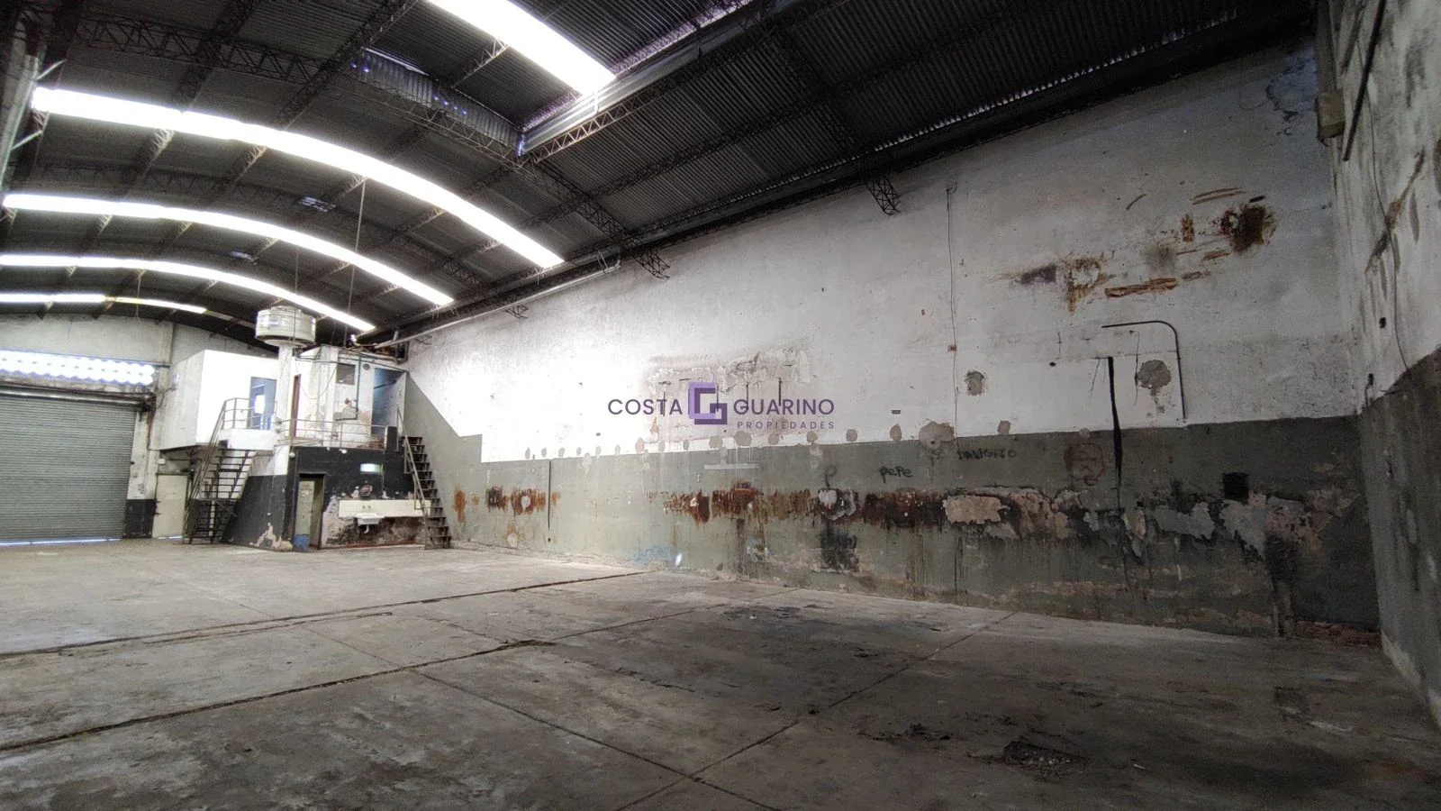 Galpón de 350m² de (10 X 30) con oficinas, baños y vestuarios - Imagen 5
