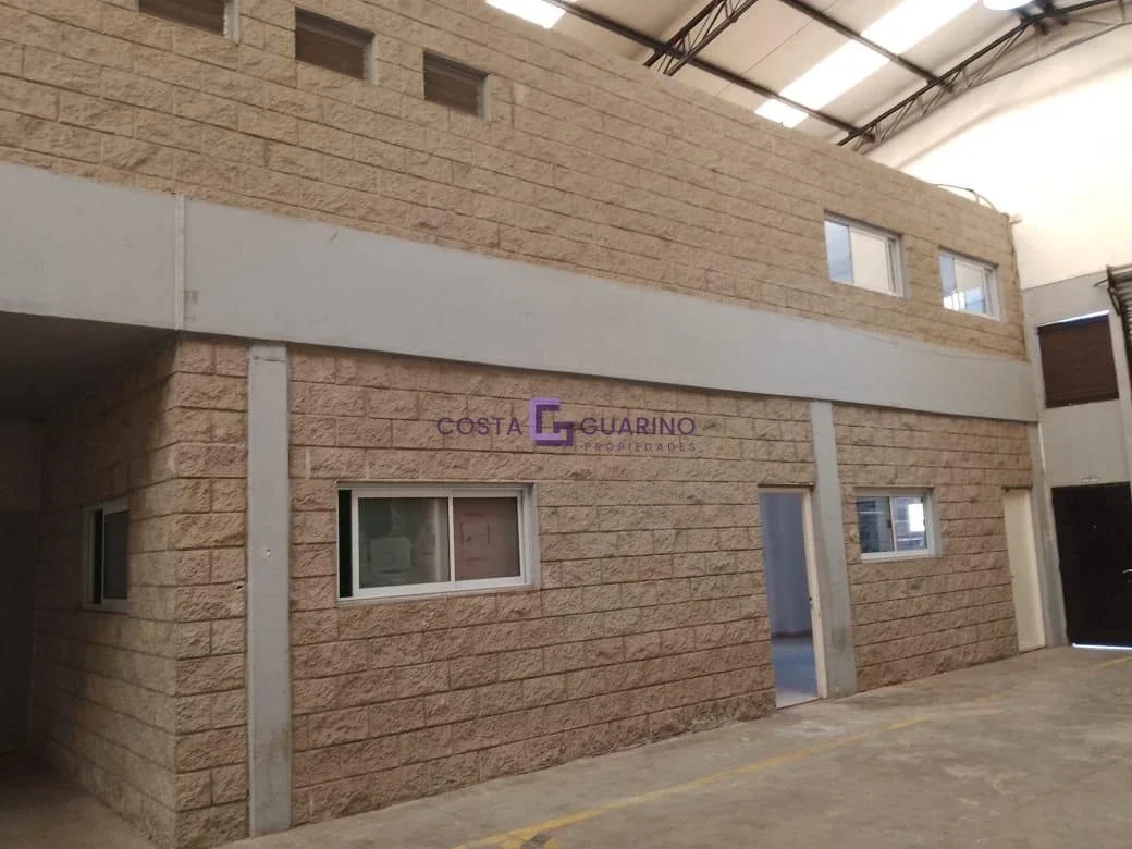 Galpón de 570 m² cub. y 50 m² desc. con oficinas, baños, vestuarios y patio - Imagen 4