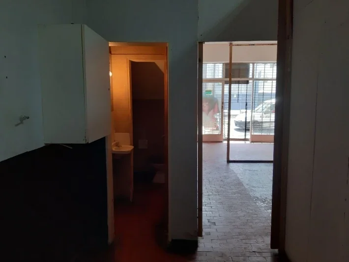 Local comercial de 55m² cubiertos y 40m² descubiertos a 30 metros de Avenida - Imagen 3