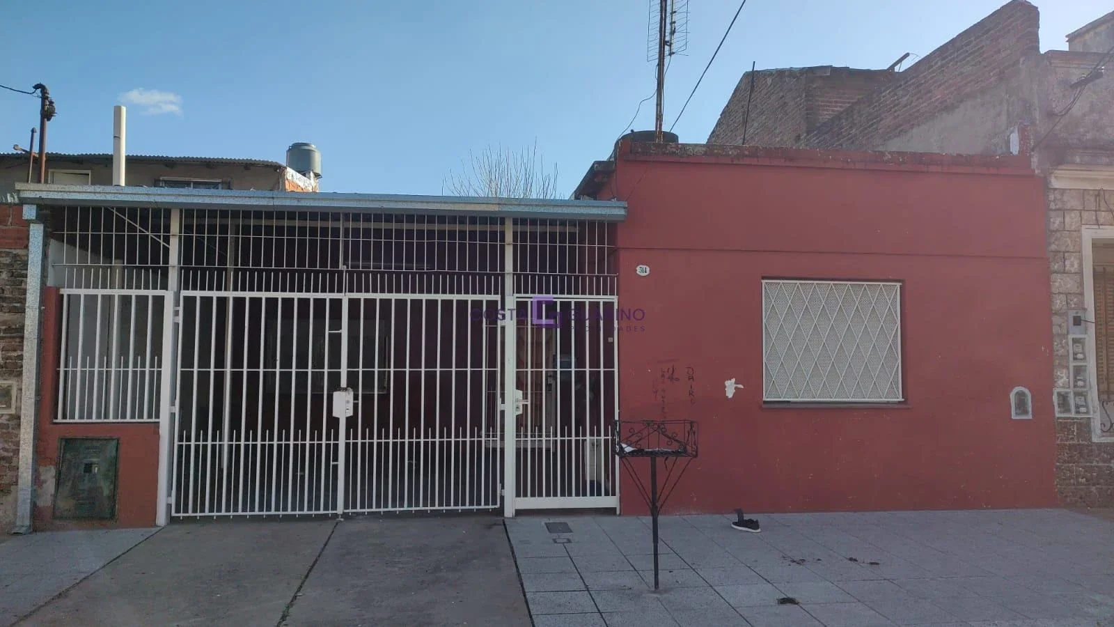 Excelente casa de 3 ambientes con cochera y patio con parrilla - Imagen 1