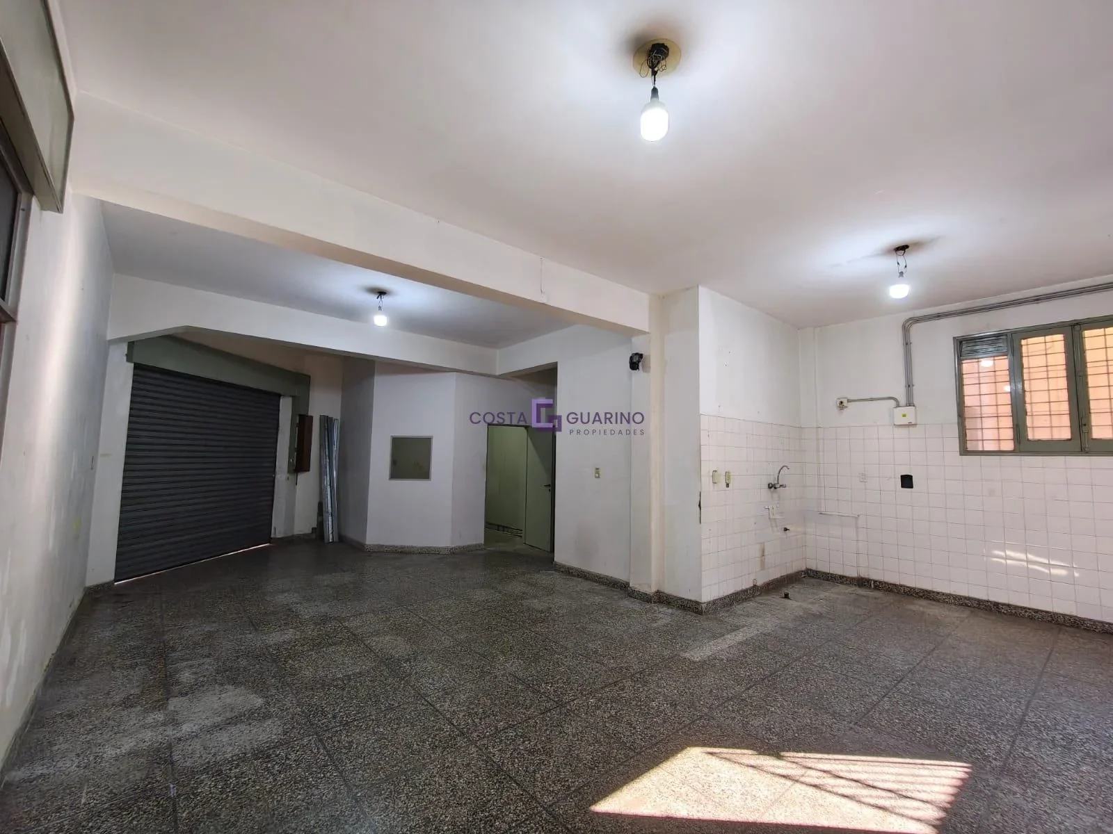Local de 65 m² cubiertos con oficina ubicado en esquina Charcas y Naón - Imagen 3