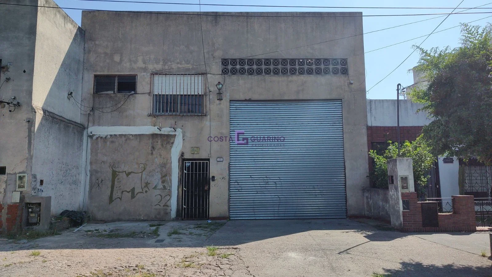 Galpón de 350m² de (10 X 30) con oficinas, baños y vestuarios - Imagen 1