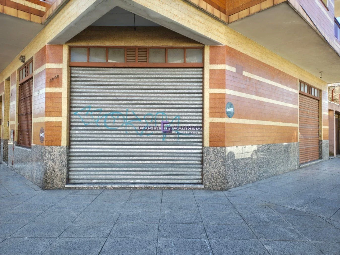 Local de 65 m² cubiertos con oficina ubicado en esquina Charcas y Naón - Imagen 1
