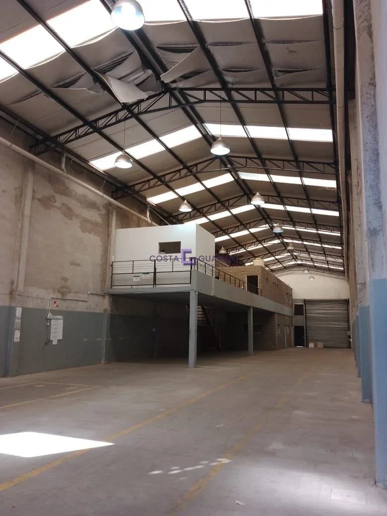 Galpón de 570 m² cub. y 50 m² desc. con oficinas, baños, vestuarios y patio - Imagen 2