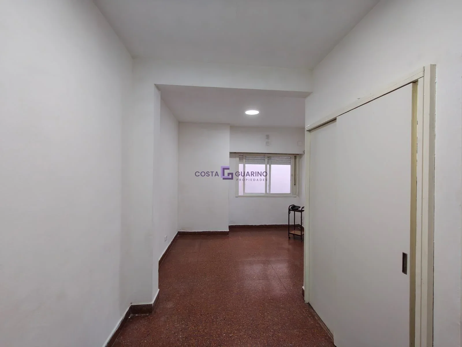 Monoambiente en tercer piso con terraza y lavadero compartido - Imagen 4