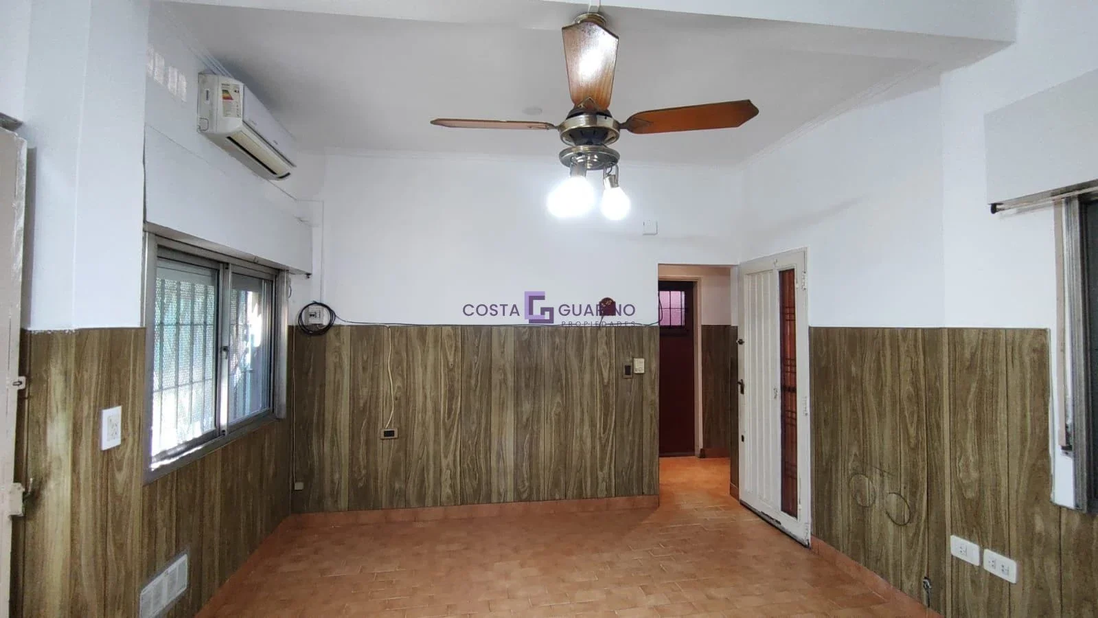 Excelente casa de 3 ambientes con cochera y patio con parrilla - Imagen 3