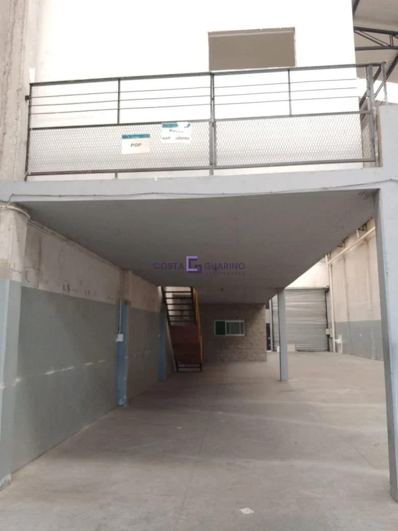 Galpón de 570 m² cub. y 50 m² desc. con oficinas, baños, vestuarios y patio - Imagen 5