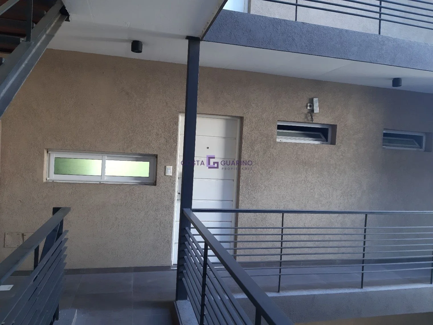 Excelente departamento de 2 ambientes en primer piso al contrafrente con balcón - Imagen 2