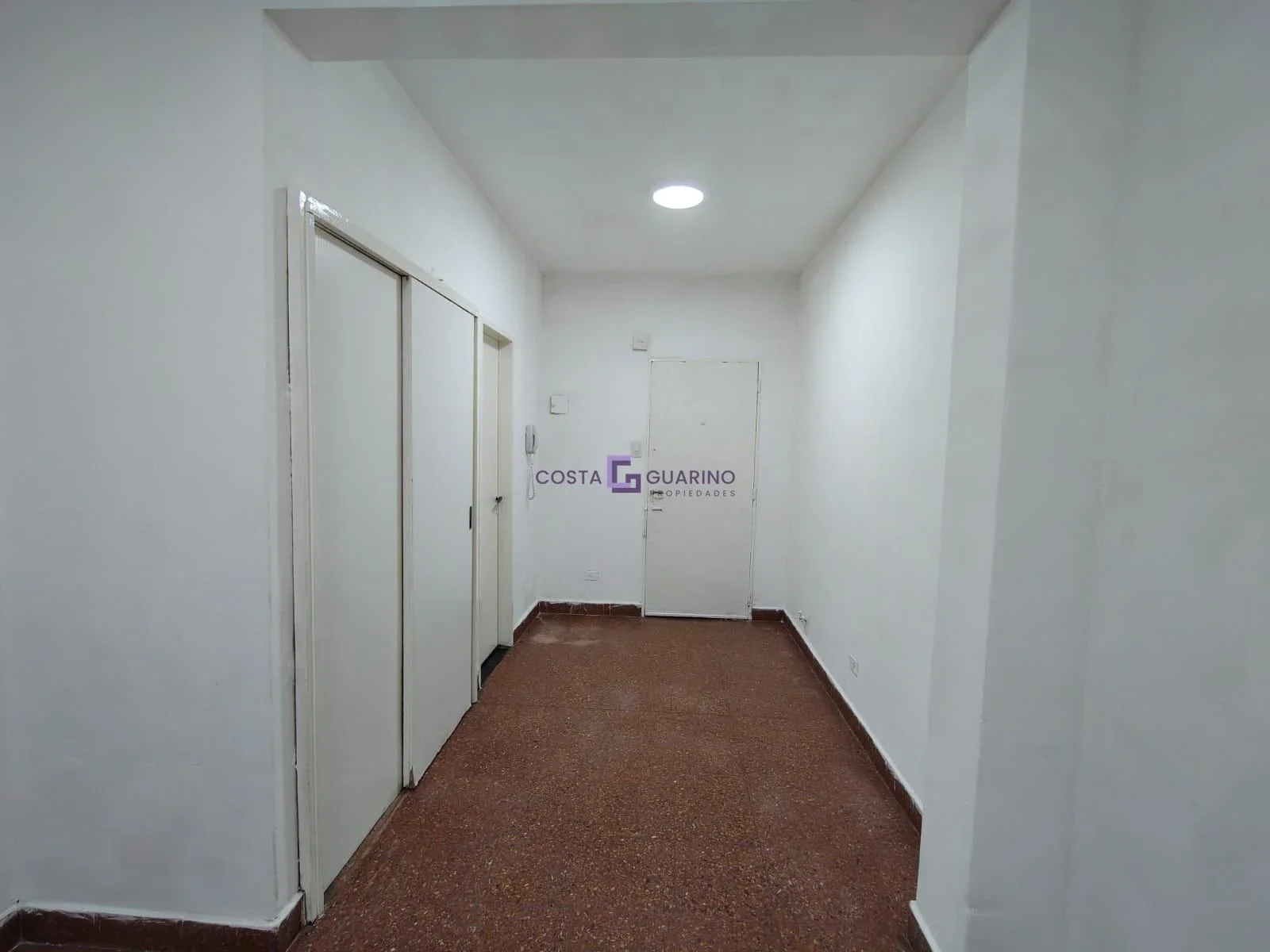 Monoambiente en tercer piso con terraza y lavadero compartido - Imagen 5