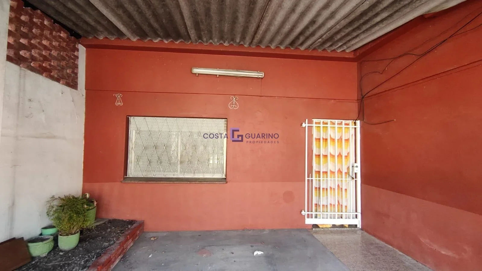 Excelente casa de 3 ambientes con cochera y patio con parrilla - Imagen 2