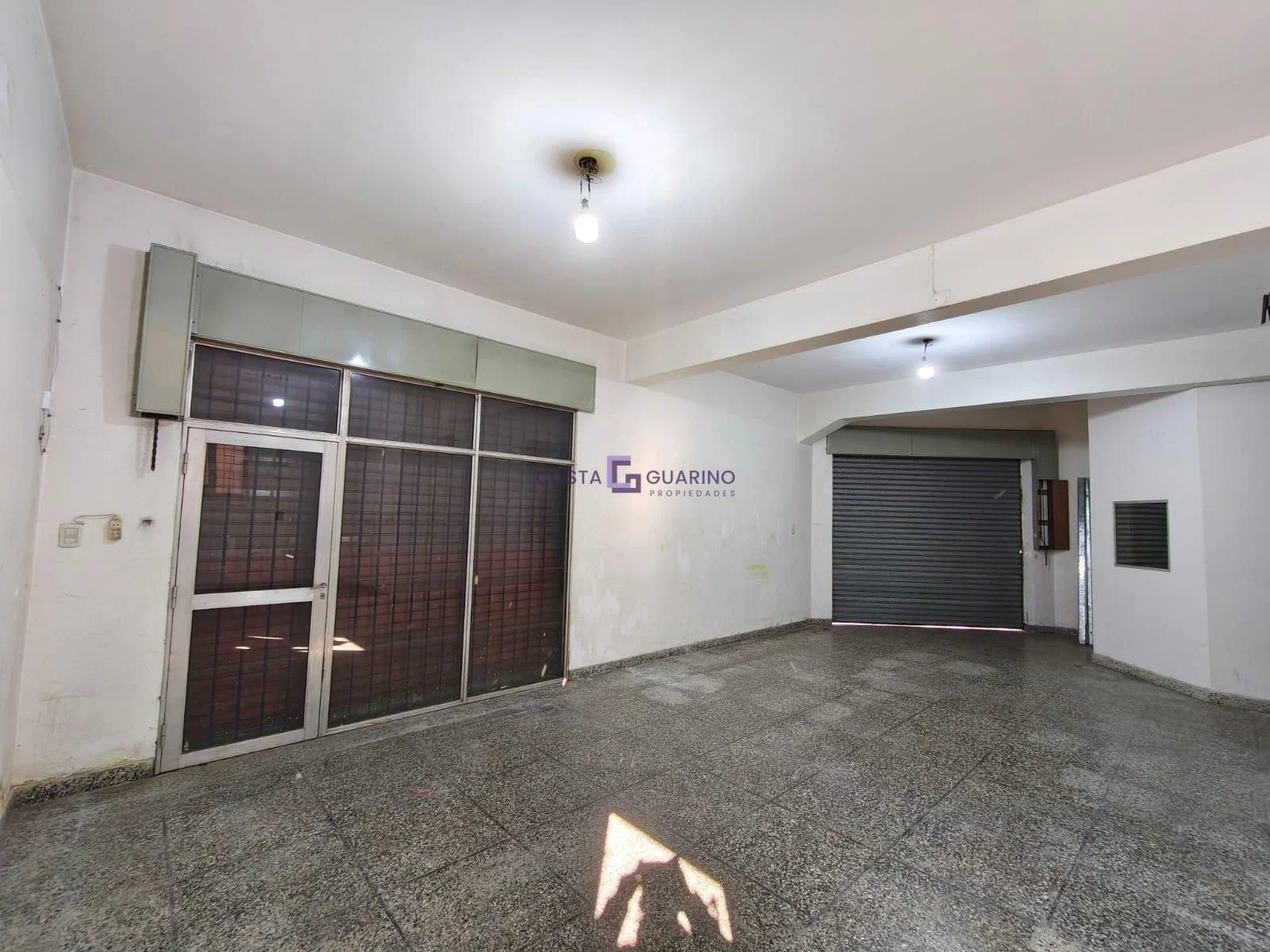 Local de 65 m² cubiertos con oficina ubicado en esquina Charcas y Naón - Imagen 2
