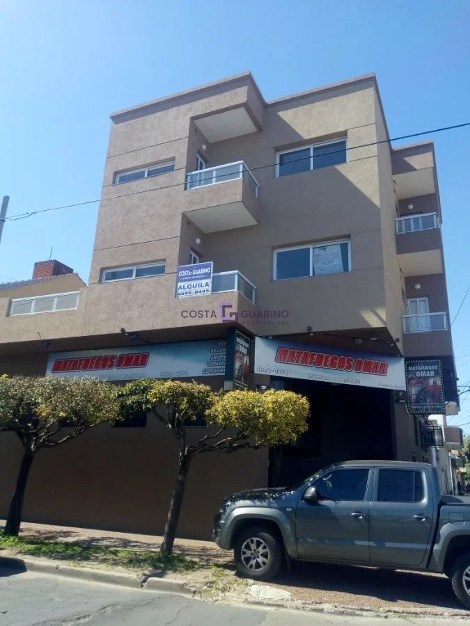 Excelente monoambiente en primer piso al frente con balcón y terraza - Imagen 2